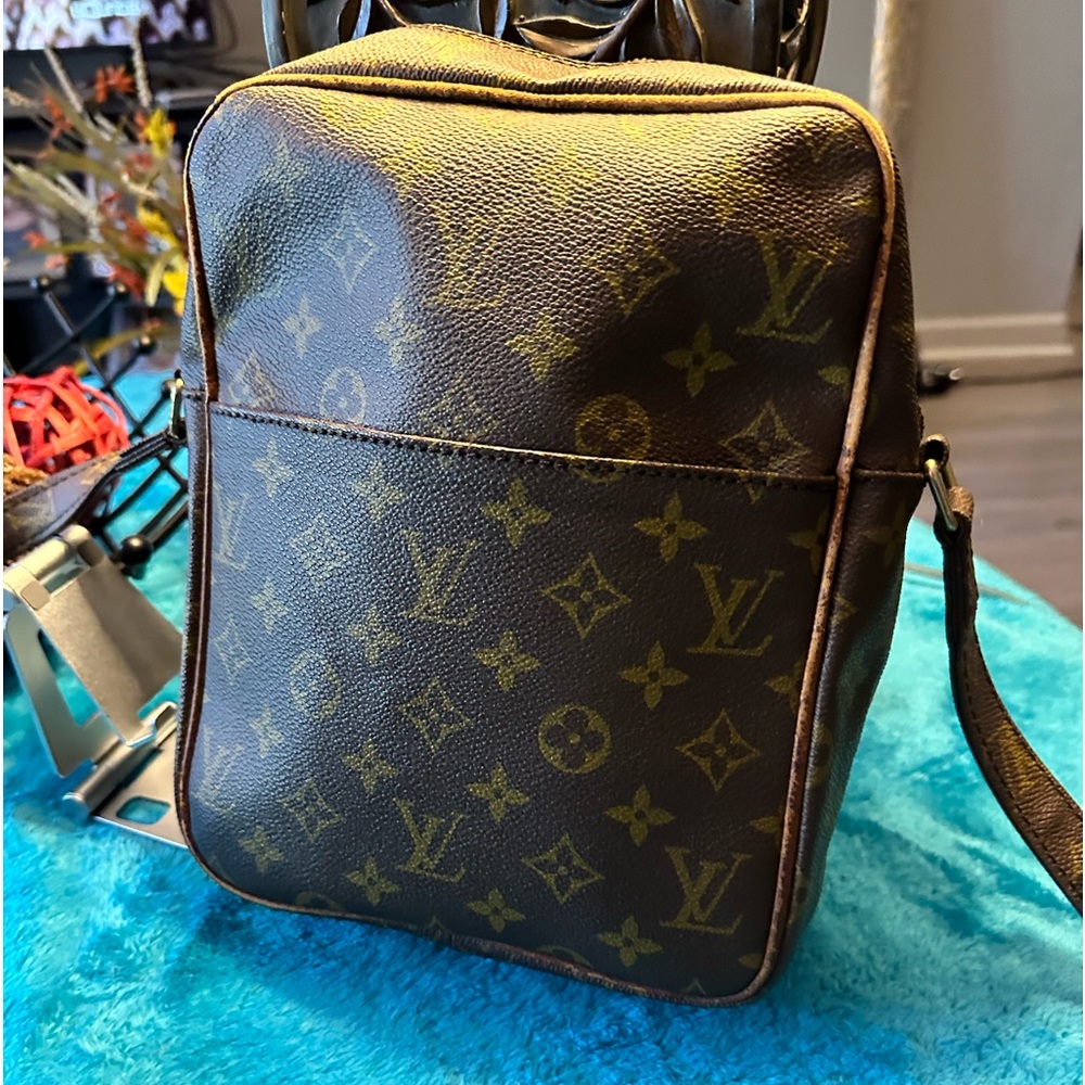 Louis Vuitton vintage crossbody
**zipper need repairing**
